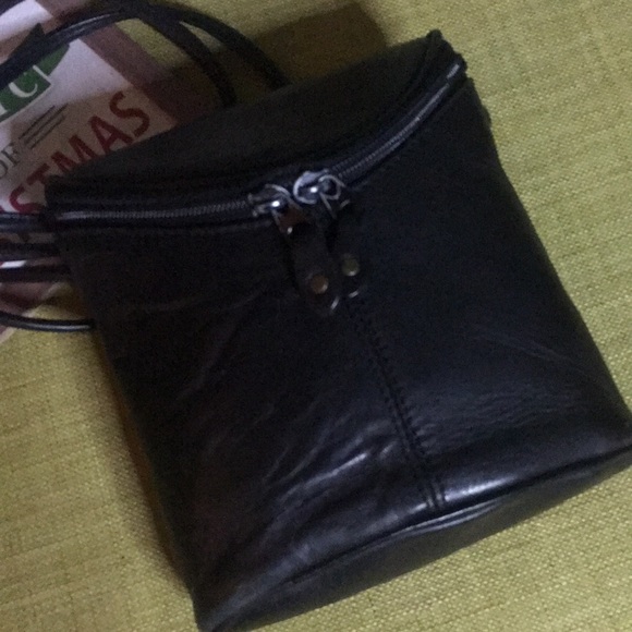 90S VINTAGE Black Leather Crossbody Bag with adjustable strap & zipper closure - Picture 2 of 8